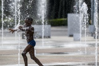 Tous les moyens sont bons pour se rafraîchir, comme ici sur la Place des Nations à Genève, mais la canicule qui devrait encore se renforcer ces prochains jours en plusieurs endroits, peut avoir de dramatiques conséquences (Photo d'illustration).